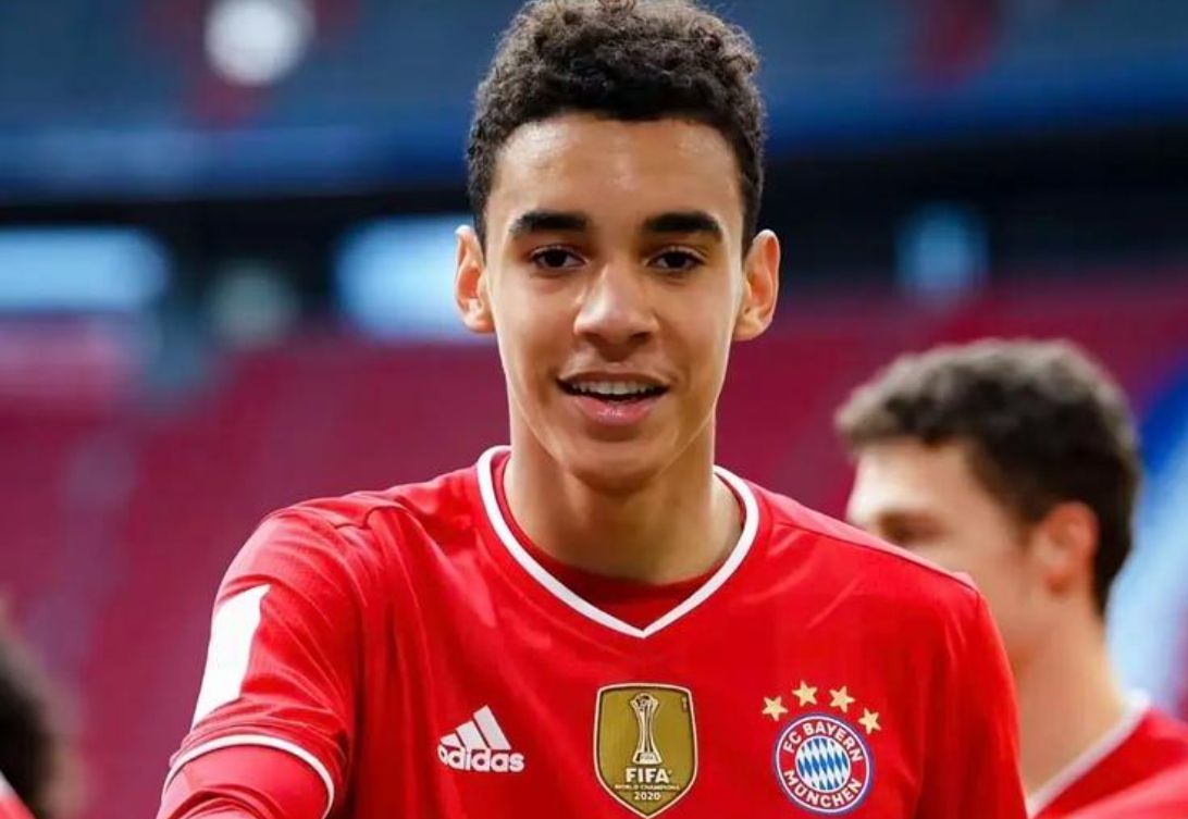 记者：戴维斯、伊藤洋辉12月重返赛场，穆西亚拉还需4至8周